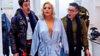 Мамка кончила и обоссалась при парнях