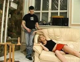 Подглядывает за возбужденной русской мамкой