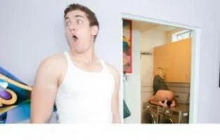 Сестра друга трахает себя на стиральной машине