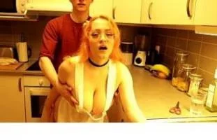 Рыжая красотка в очках стонет на кухне