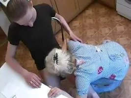 Мамка друга на кухне достала его член