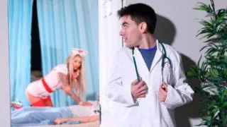 Молодой доктор трахнул мамку медсестру