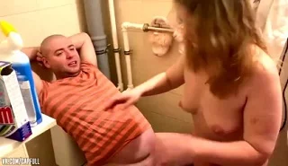Развлекаются с женой друга в туалете