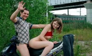 Трахают русскую девушку за городом