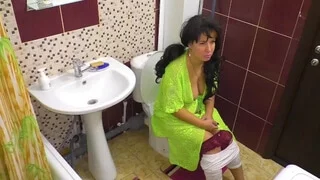 Мамку трахнули в туалете не дав её поссать