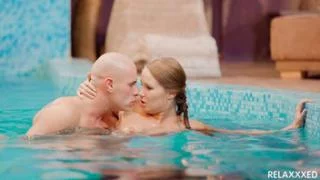 Тренер по плаванью трахает в бассейне