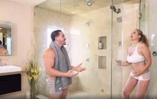 Вместе с мужем дочери решила принять душ