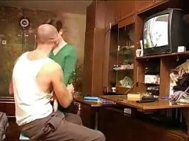 Дрочит пока его зрелая жена не пришла с работы