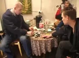 Бухающим парням стало скучно и они позвали соседскую мамку для траха