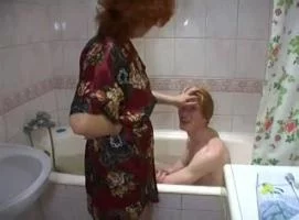 Мамка друга хочет трахнуть меня в ванной