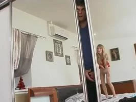 Спрятался в шкафу и дрочит подглядывая за соседской мамкой