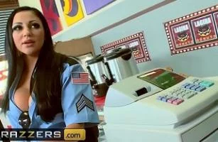 Мамочка полицейская наказала и трахнула кондитера