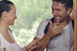 Попал с подругой под дождь и увидел её сиськи