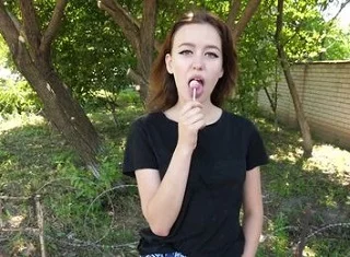 Помимо конфеток, я люблю еще сосать мужские члены