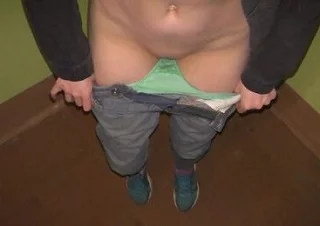 Потихоньку трахаю свою новую знакомую в подъезде