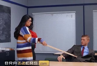 Очень большая и толстая училка, трахает декана прямо в классе