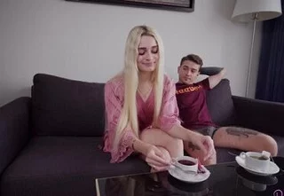 Зая, а я трусики не одела