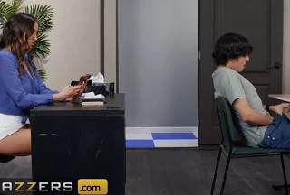 Студент увидел трусы училки и стал дрочить в классе