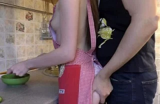 Жена друга в одном фартуке и трусиках