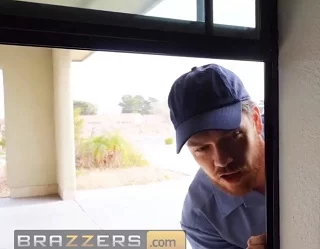 Почтальон переоделся массажистом и трахнул эту мамочку в попку