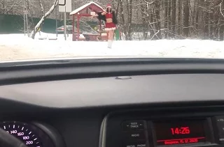 Мужик подвез русскую снегурочку и трахнул в машине