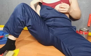 Малярша забила на работу и стала мастурбировать