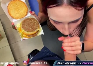 Русский секс в примерочной большого магазина