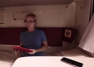 Дрочу в поезде на незнакомку в очках