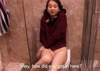 Сводная сестра мастурбирует в ванной и не дает мне поссать