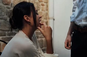 Гламурная русская брюнетка решает трахнуть иностранного официанта