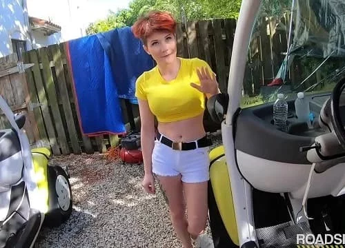 Рыжая отблагодарила механика за починку её маленькой машинки