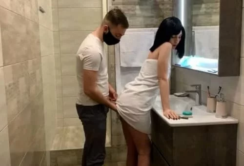 Её тело прикрывает только полотенце