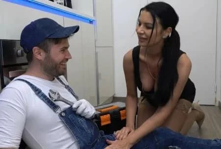 Иностранный сантехник не устоял перед русской милфой