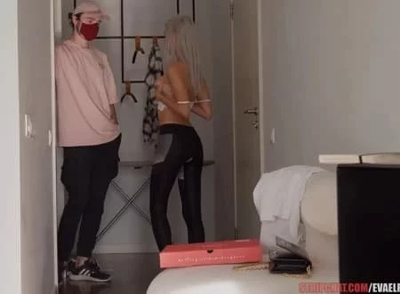 Ева Эльфи надела штаны с дыркой для курьера