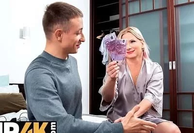 Решил подрочить в видео чате и увидел там свою зрелую соседку