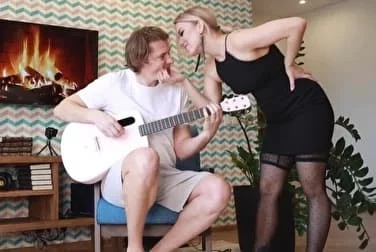 Игру на гитаре мужа, может остановить только русский секс