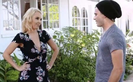 Милфа не любит своего мужа, а вот его сына...