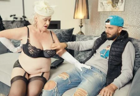 Бабка с большим животом трахает своего водителя