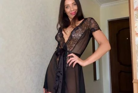 Русская молодая мачеха хвастается прозрачным халатиком