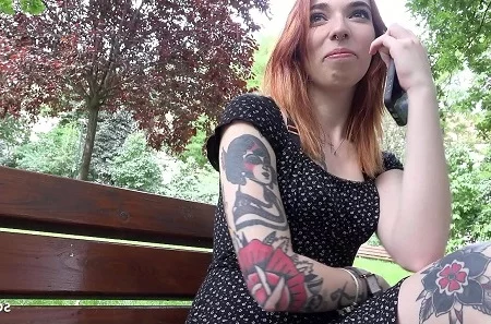 Довел рыжую и татуированную киску до оргазма