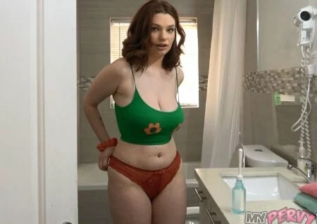 Сводная сестра что-то странное делает в ванной