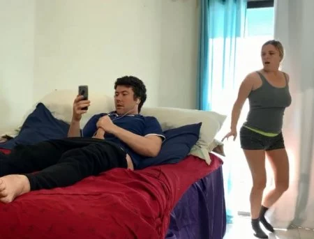 Парень начал дрочить, забыв что мачеха убирается на балконе