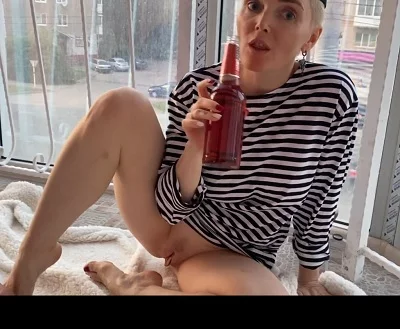 Милфа поздравила своего морячка