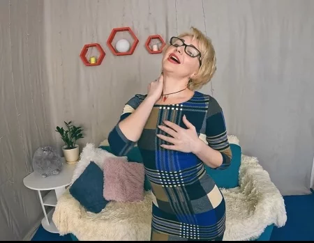 Он любит анал с этой русской мамкой когда она в очках