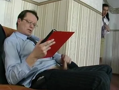 Случайно наткнулась на мастурбирующего босса