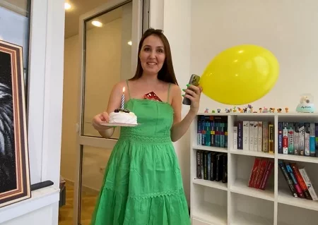 На моё 18-летее, мачеха подарила себя