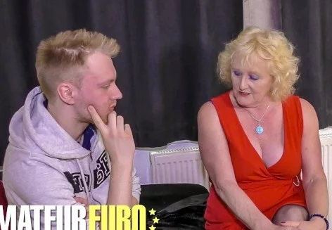 Английская старая мамка заманивает студентов к себе домой