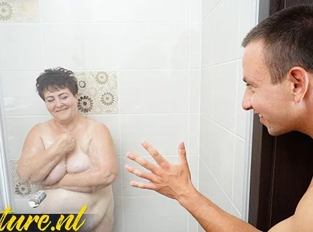 Толстая и старая мачеха, уже ждет меня в душе