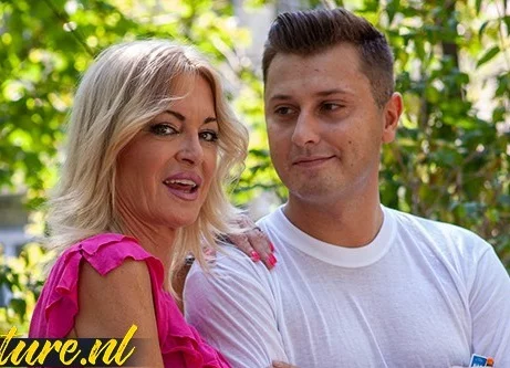 Худенькая милфа встретила молодого незнакомца