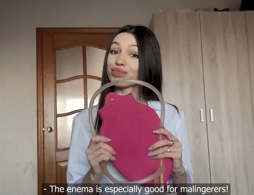 Приехала гламурная и татуированная медсестра